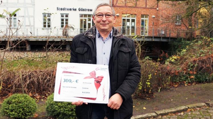 Ralf Böttcher vom Kleingartenverein „Seeblick III“ in Güstrow nahm stellvertretend für die zehn Gewinner der Aktion den Spendenscheck entgegen.