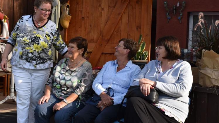 Die befreundeten ehemaligen Landärztinnen Dr. Brigitte Frenzel (2. v. l.) und Dr. Irene Przybilla (3. v. l.) mit Kollegin Elzbieta Skibniewska (r.) bei der Verabschiedung von Schwester Petra Anders im September 2020.