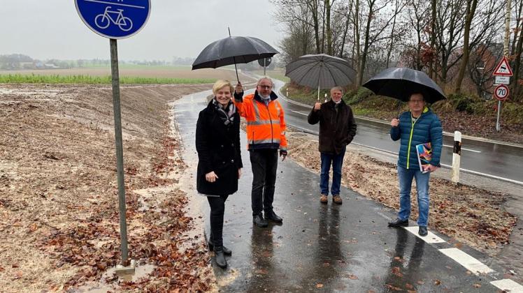 Bürgermeisterin Annette Große-Heitmeyer (v.l.), Friedhelm Wilbrand, Mitarbeiter des Bauamtes, sowie Rainer Echterhoff und Bernd Fischer vom Bürgerradwegeverein Velpe-Westerkappeln haben den neuen Radweg am Tag vor Heiligabend inoffiziell seiner Bestimmung übergeben. Bürgermeisterin Annette Große-Heitmeyer (v.l.), Friedhelm Wilbrand, Mitarbeiter des Bauamtes, sowie Rainer Echterhoff und Bernd Fischer vom Bürgerradwegeverein Velpe-Westerkappeln haben den neuen Radweg am Tag vor Heiligabend inoffiziell seiner Bestimmung übergeben.