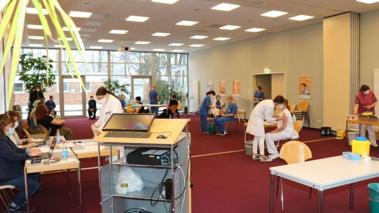 Der Hörsaal wurde kurzerhand zum Impfzentrum mit fünf Spritzstationen umfunktioniert. Der Hörsaal wurde kurzerhand zum Impfzentrum mit fünf Spritzstationen umfunktioniert.