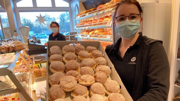 Auch in Corona-Zeiten ist die Nachfrage nach Berlinern zu Silvester groß. Das weiß auch Saskia Böttcher von der Bäckerei Klug in Gadebusch.