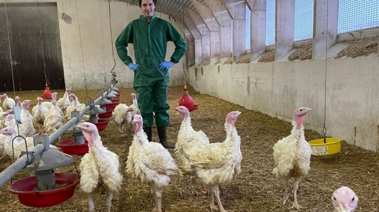Große Sorgen macht sich Hannes Geerswilken um seine Tiere, denn vor allem Putenställe sind betroffen von der Vogelpest. Das hat Gründe. Deshalb lässt sich der Tierhalter einiges einfallen, um den Erreger nicht in die Ställe zu bekommen.