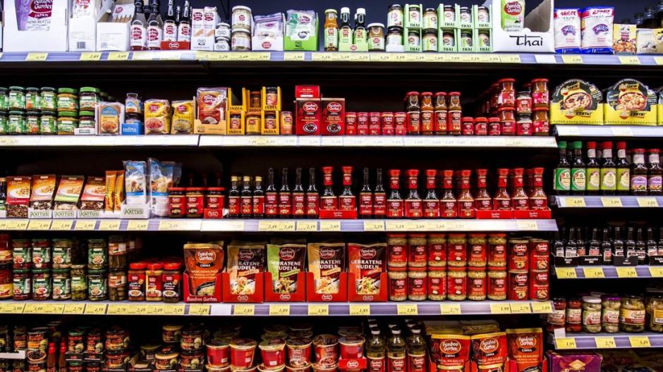 supermarkt-regal-mit-verschiedenen-produkten-diverse-asiatische-lebensmittel-saucen-fertiggerich.jpg