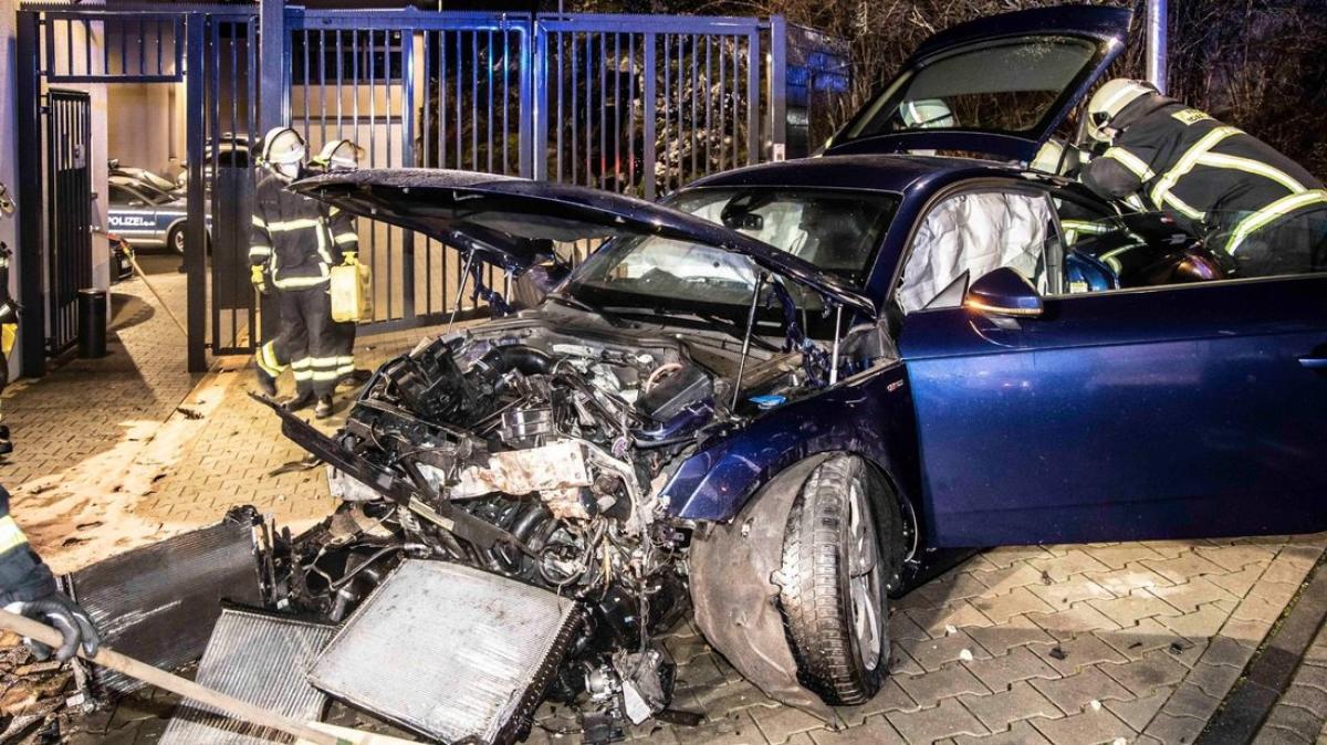 Betrunkener Fahranfänger prallt mit Auto gegen SVZ