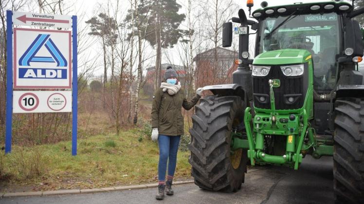 Dick vermummt und coronakonform mit Maske beteiligt sich Sigrid Eilers aus Lengerich an der Blockade des Aldi-Zentrallagers in Lingen-Darme durch Landwirte.