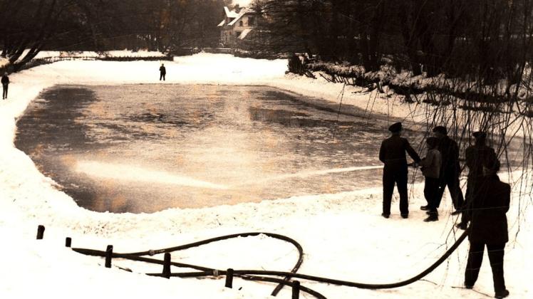 Wasser marsch, aber nicht zum Feuer löschen: Feuerwehrleute präparieren im Winter 1963 die zugefrorene Graft für Schlittschuhläufer.