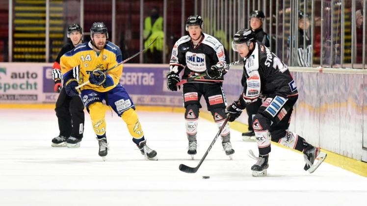 Der zweifache Torschütze Filip Stopinski (rechts/hinter ihm Lukas Koziol) im Heimspiel gegen die Trappers kurz vor Weihnachten (1:3) Der zweifache Torschütze Filip Stopinski (rechts/hinter ihm Lukas Koziol) im Heimspiel gegen die Trappers kurz vor Weihnachten (1:3)