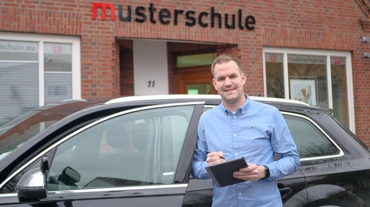 Erik Weißbrodt von der Fahrschule Musterschule in Delmenhorst freut sich auf die neue Optimierte Praktische Fahrerlaubnisprüfung. Sie soll mehr Transparenz und eine bundesweite Vergleichbarkeit schaffen.