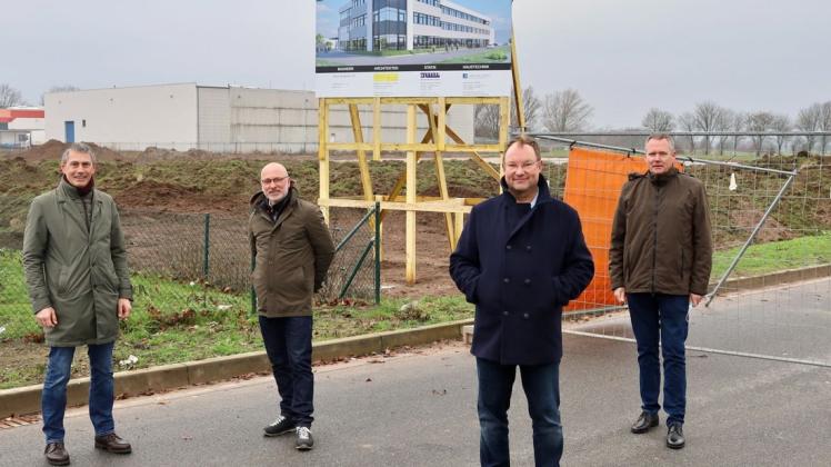 Starten ein Millionenprojekt: (von links) Bauherr Stephan Berents, Architekt Detlev Rohr, Bürgermeister Stephan Korte und Wirtschaftsförderer Lothar Wimmelmeier .