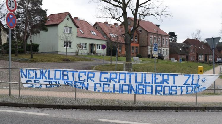 Unübersehbar an der Kreuzung in der Bützower Straße von Neukloster