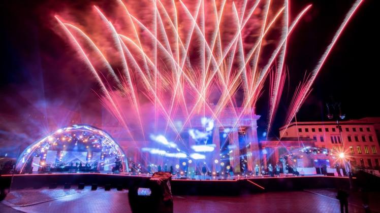 Feuerwerk wird zu Neujahr bei der ZDF-Silvestershow "Willkommen 2021" am Brandenburger Tor gezündet. Deutschlands größte Silvesterparty in Berlin am Brandenburger Tor ist dieses Jahr coronabedingt abgesagt.