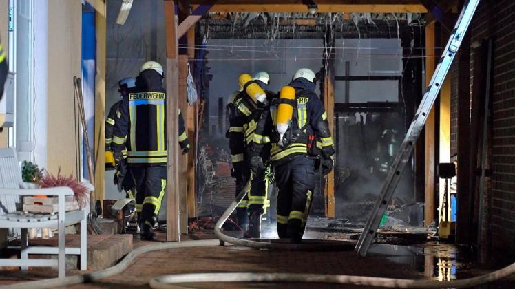 Bei einem Brand in Belm ist am frühen Samstagmorgen ein Schuppen zerstört und ein Carport stark beschädigt worden. Bei einem Brand in Belm ist am frühen Samstagmorgen ein Schuppen zerstört und ein Carport stark beschädigt worden.