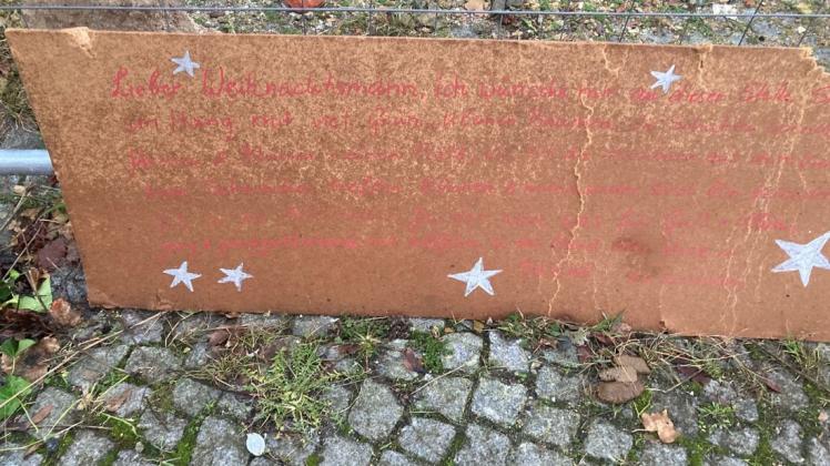 Auf diesem großen Schild macht eine Rostockerin ihren Wunsch nach mehr Grün und Bänken in der Grubenstraße öffentlich. Es sollte nicht nur an Gebäude gedacht werden.
