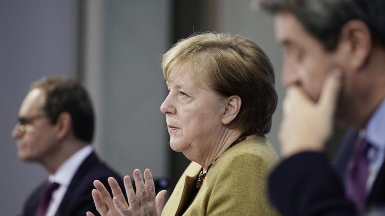 Bundeskanzlerin Angela Merkel (Mitte) äußerte sich nach der Schaltkonferenz zum weiteren Vorgehen in der Corona-Krise.