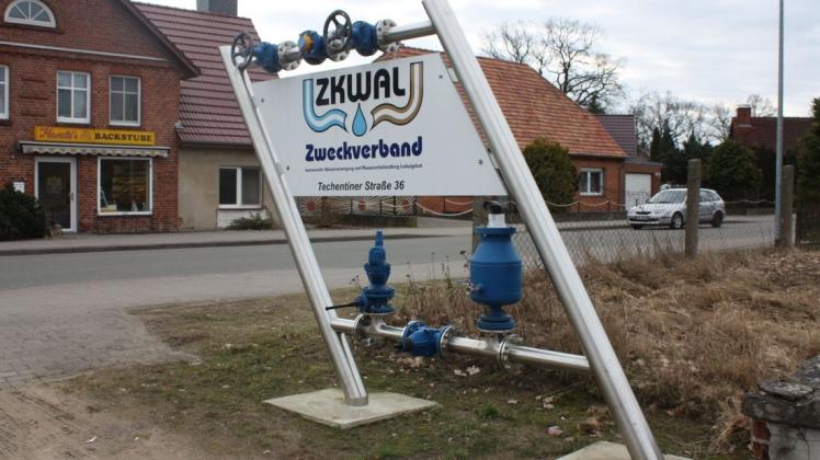 Firmenschild des ZkWAL am Sitz in der Techentiner Straße in Ludwigslust