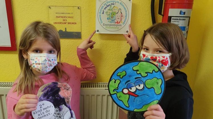 Stolz auf ihre Klimaschutz-Auszeichnung und das neue Schild sind die Schüler der Grundschule Börgerwald.