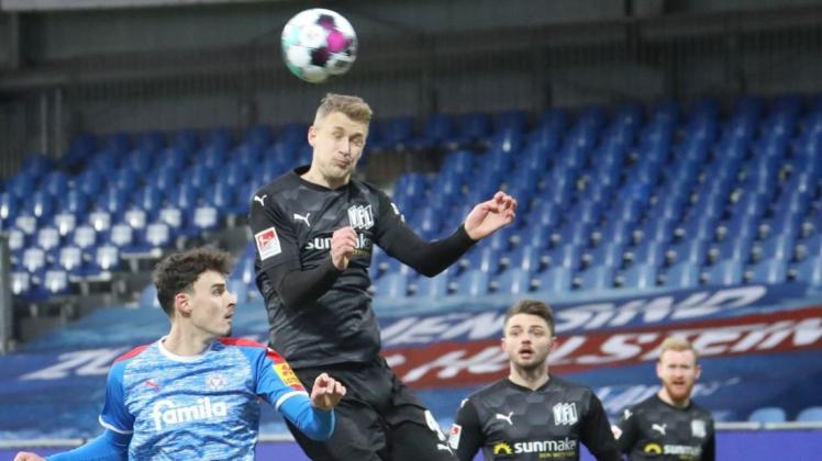 Starke Leistung als Innenverteidiger: Lukas Gugganig, im Kopfballduell mit dem Kieler Stürmer Jani Serra.