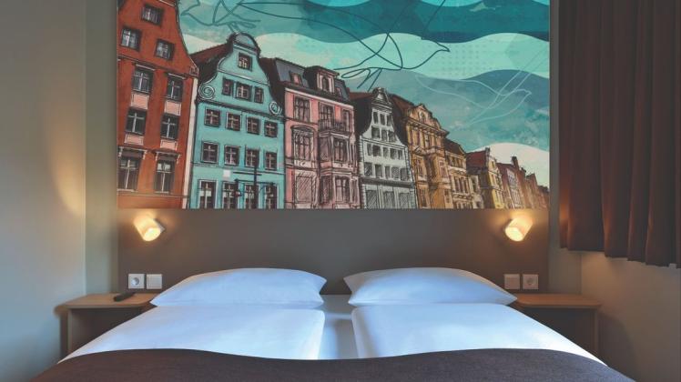 In dem neuen B&B-Hotel am Werftdreieck zieren die historischen Häuserfronten der Hansestadt die Zimmerwände.