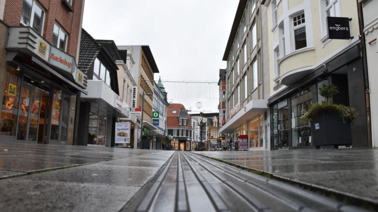 In der Delmenhorster Innenstadt steht das Leben still: Seitdem ein Großteil der Geschäfte schließen musste, ist es in der Fußgängerzone meist leer.