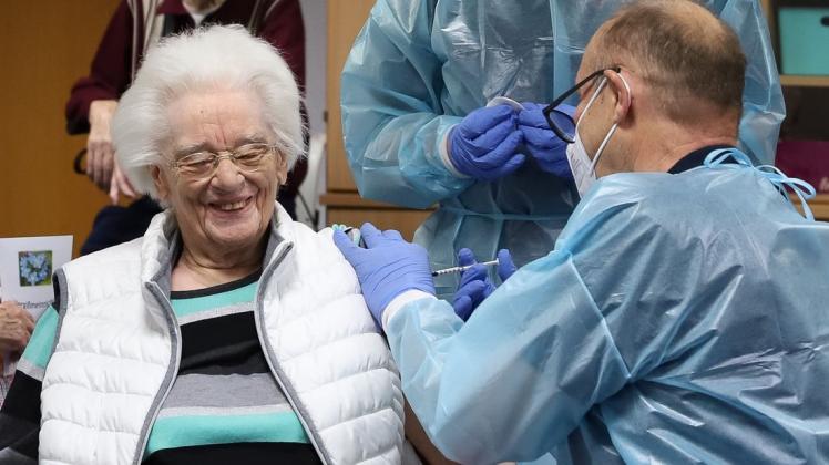 Die 88-jährige Karla Aper wurde um 10.15 Uhr als Erste im Delmenhorster Rote-Kreuz-Stift geimpft.