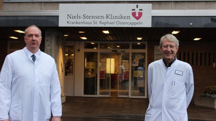 Chefarzt der Klinik für rekonstruktive Chirurgie in Ostercappeln ist Ronald F. Lützenberg (links). Er wurde vom Ärztlichen Direktor Ludger Hillejan begrüßt.