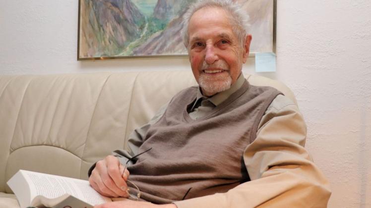 Mit 90 Jahren noch zu Hause: Hans Sommer überbrückt die Wartezeit bis zur Corona-Impfung mit einem guten Buch.