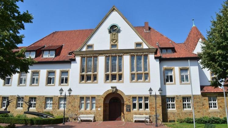 Denkmalgeschützt, verwinkelt, zu wenig Platz: Rathaus der Samtgemeinde Bersenbrück. (Archivfoto)
