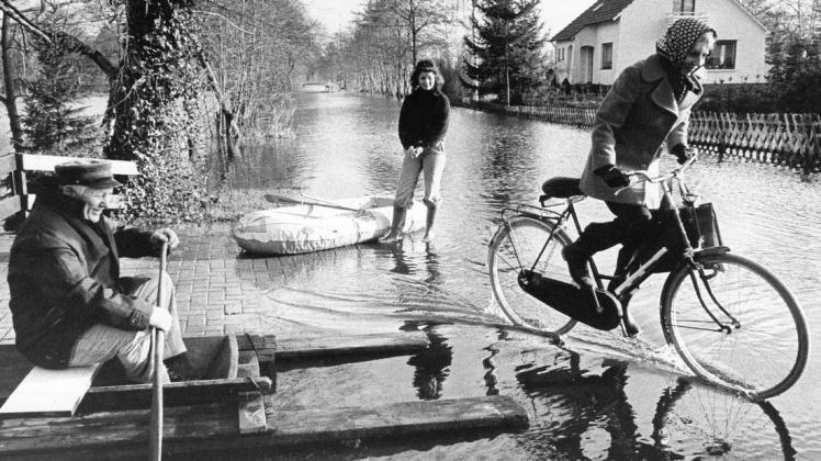 Mit den unterschiedlichsten Fortbewegungsmitteln wussten sich die Menschen vor 50 Jahren zu helfen, um die durch die Januarfluten überschwemmten Straßen in Hasbergen passieren zu können.