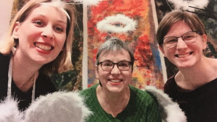 Starten als engelsgleiche Schwestern eine Kolumne: Nele Schomakers, Barbara Bockentin und Carina Böttcher.