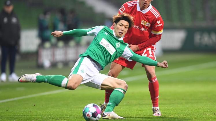 Die Werder-Profis um Yuya Osako (vorn) sind an diesem Samstag bei Bayer Leverkusen gefordert.