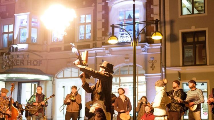 Rostocker Straßenkünstler hatten im Novmber 2020, vor dem erneuten Lockdown, den Hansestädtern eine "letzte" Show in der Innenstadt geboten. Mit dem Erlebniswinter, der ab dem 12. Januar startet, soll Kunst und Kultur wieder sichtbarer werden.