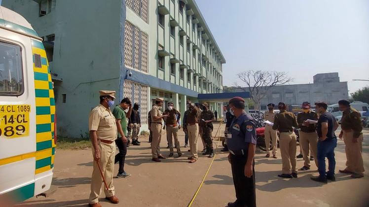 Polizeibeamte untersuchen den Tatort, nachdem im District General Hospital etwa 70 Kilometer von Nagpur ein Feuer ausgebrochen ist.