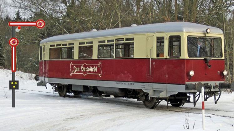 Wegen Corona auf dem Abstellgleis: Planmäßige Fahrten mit der historischen Kleinbahn "Jan Harpstedt" waren 2020 nur vereinzelt möglich (Fotomontage).
