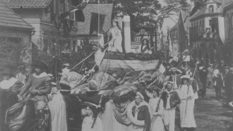 Prächtiger Festumzug im Jahr 1903 in Wildeshausen: Gefeiert wurde die hundertjährige Zugehörigkeit zum Großherzogtum Oldenburg. Zur  Huldigung des Großherzogs wurde auch symbolisch seine Yacht mitgeführt.