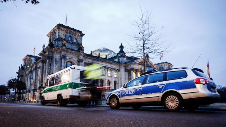 Im Inneren des Bundestags ist die Bundestagspolizei mit rund 200 Beamten zuständig, außen die Berliner Landespolizei.