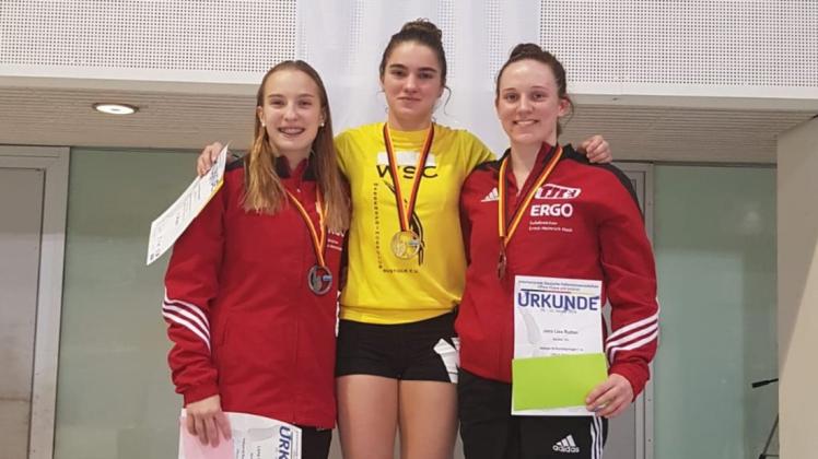Nur sie allein konnte den WSC Rostock unlängst beim Nominierungs-Wettkampf in Dresden vertreten: Anna  Shyrykhay, hier ganz oben auf dem Podest, neben ihr die Berlinerinnen Lena Hentschel (links) und Jana Lisa Rother.