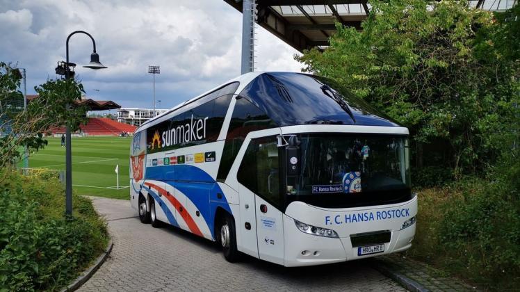 Der Rostocker Teambus in Unterhaching. Dort geht es in dieser Saison noch hin. Am vorletzten Spieltag am 15. Mai ist der FC Hansa bei der SpVgg zu Gast. Es ist die letzte Auswärtsfahrt der Saison.