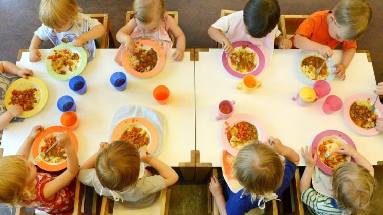 "Hier wird gegessen, was auf den Tisch kommt!" Oder lieber doch nicht? Ein in Osnabrück entwickeltes Projekt hat das Ziel, Kinder am Aufstellen der Kita-Regeln zu beteiligen. (Symbolfoto)