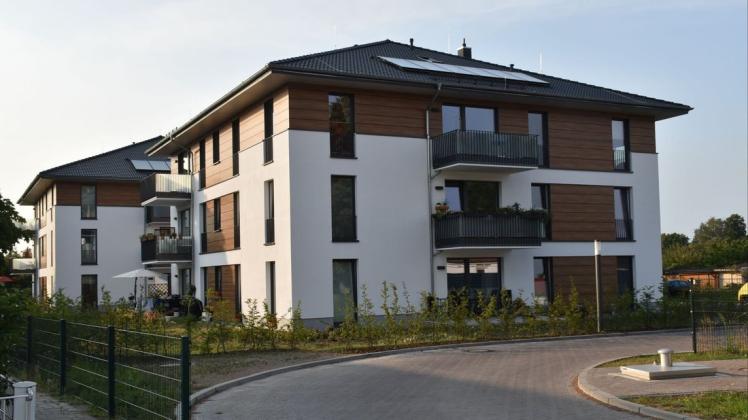 In zwei Wohnhäuser sind Mieter bereits eingezogen. Jede der neun Zwei- bis Vier-Zimmer-Wohnungen verfügt über Bodenheizung und Balkon oder Terrasse.