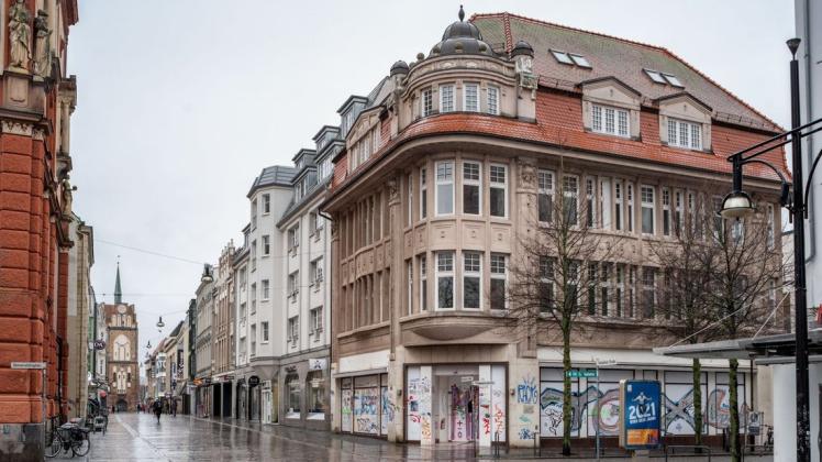 Seit vier Jahren steht das alte Kaufhaus in der Kröpeliner Straße 64 leer, weil sich Inhaber und ehemalige Mieterin, die Ostseesparkasse im Rechtsstreit befinden.