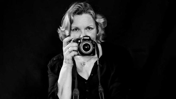 Ihre Kamera legt sie nur ungern aus der Hand: Fotografin Kerstin Glacer.