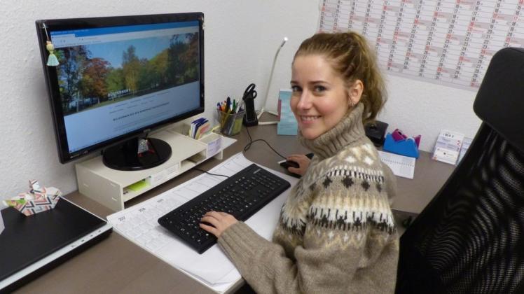 Sarah Stellamanns, Mitarbeiterin im Nachbarschaftsbüro Düsternort, stellt die neue Homepage vor. Sarah Stellamanns, Mitarbeiterin im Nachbarschaftsbüro Düsternort, stellt die neue Homepage vor.