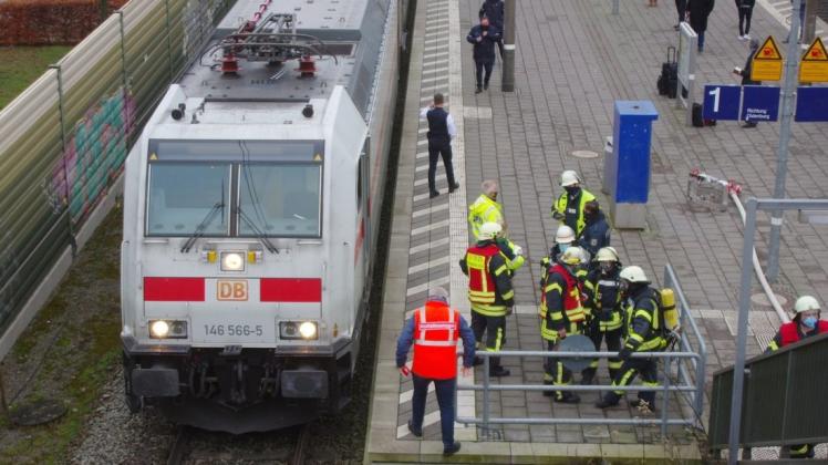 Nach einer Rauchentwicklung an einem Intercity musste der Zug am Bahnhof Bookholzberg evakuiert werden.