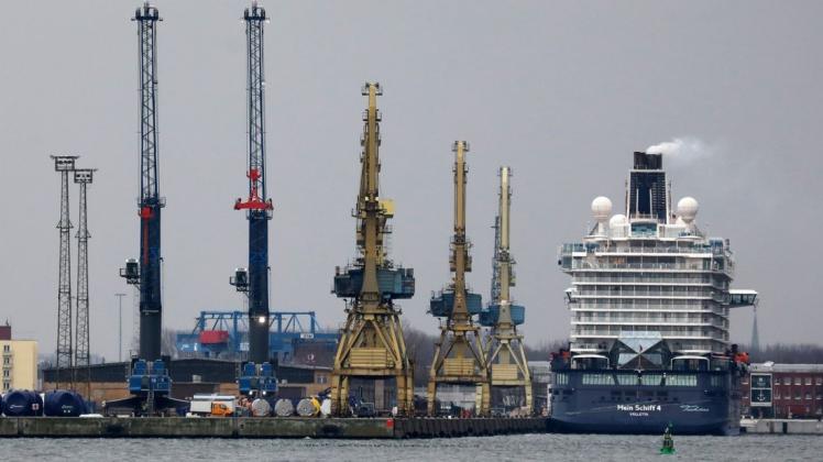 Die Geschäftsführer von Rostock Port, der stadteigenen Betreibergesellschaft des Überseehafens, Gernot Tesch und Jens Aurel Scharner, zogen eine positive Bilanz für 2020 und wollen in diesem Jahr weiter in die Infrastruktur investieren.