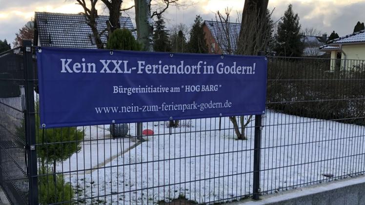 Mit großen Plakaten machen die Einwohner in Godern auf ihre Meinung zum geplanten Feriendorf mit XXL-Häusern aufmerksam.