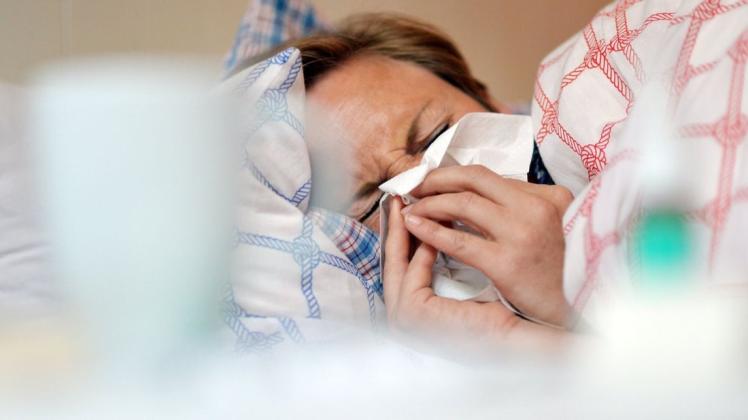 Grippeviren greifen im Winter an. Mediziner hoffen, dass eine mögliche Grippe-Welle aber in dieser Saison deutlich schwächer ausfällt. Eine Nebenwirkung der Maßgaben, die das Corona-Virus eindämmen sollen. (Symbolbild)