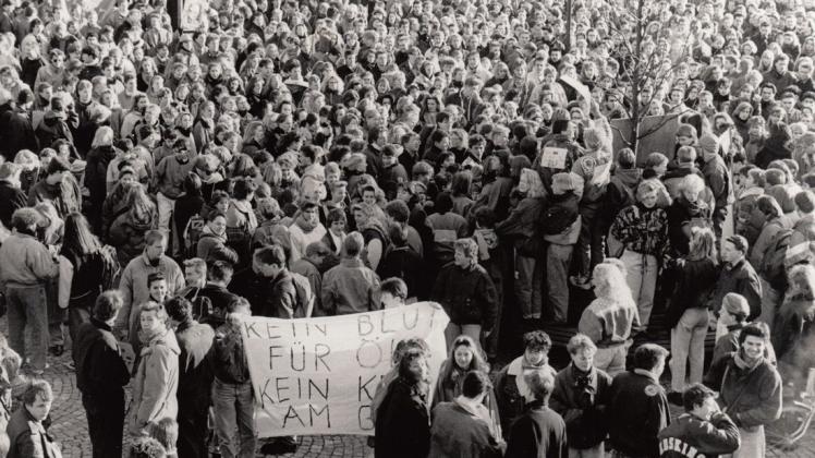Von wegen unpolitische Jugend: Im Januar 1991 verliehen Delmenhorster Schüler mit einer Großdemonstration vor dem Rathaus ihrer Ablehnung einer auf Krieg zusteuernden US-Politik am Persischen Golf Ausdruck.