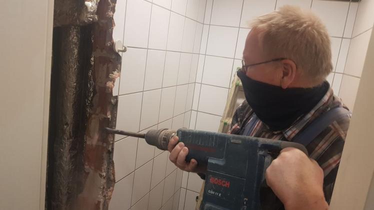 Mit dem Freilegen der Abwasserleitungen hat Heino Schymik von der Groß Mackenstedter Firma Vögel am Donnerstag begonnen. Mit dem Freilegen der Abwasserleitungen hat Heino Schymik von der Groß Mackenstedter Firma Vögel am Donnerstag begonnen.