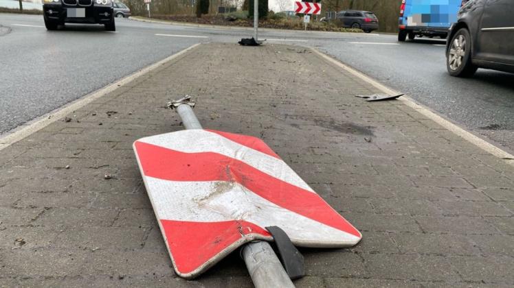 Der flüchtige Autofahrer hat ein beschädigtes Verkehrsschild kurz vor dem Kreisel auf dem Niedersachsenring von der A33 kommend an der Unfallstelle hinterlassen.