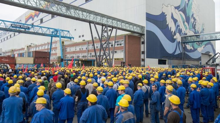 Den Erhalt aller Arbeitsplätze auf der Papenburger Meyer Werft fordern die Jusos (Archivbild).